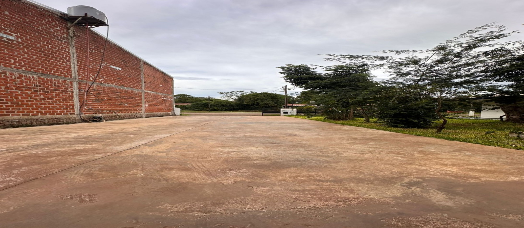 ¡EN VENTA! CASA + TINGLADO + PISCINA en Villa Bonita 