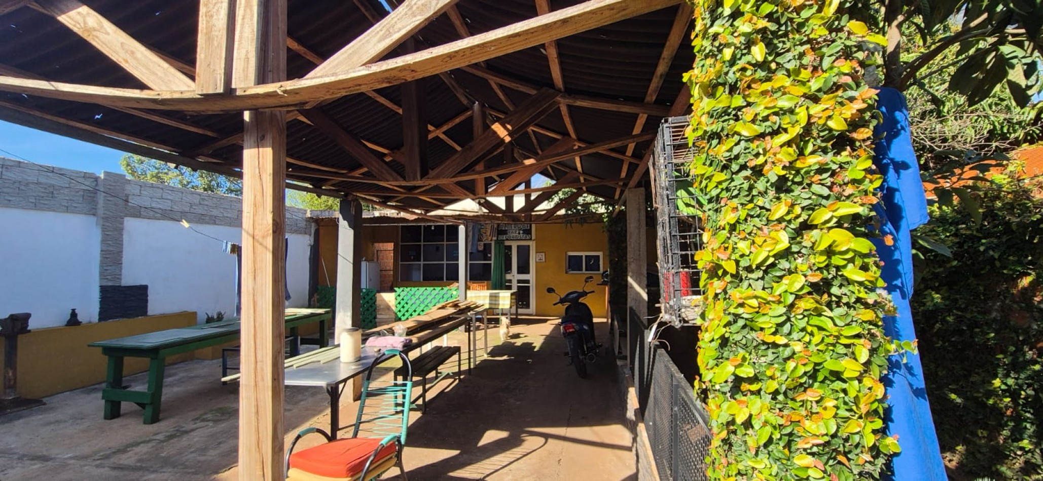 Venta de  Hostal zona Av. Andrecito y Av. Zapiola