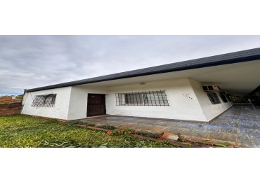 ¡EN VENTA! CASA + TINGLADO + PISCINA en Villa Bonita 